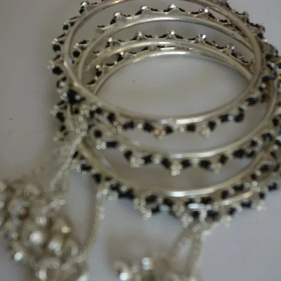 Beautiful 4 Bracelet Diameter 2.5" White Metal & Black Color Beads Vintage - Picture 10 of 16